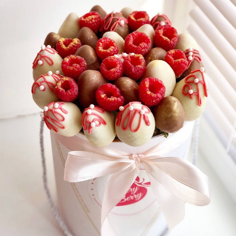 Букет из клубники 47. Клубника в шоколаде в шляпной коробке м малиной Букет из клубники 47. Клубника в шоклдае в шляпной коробке м малиной